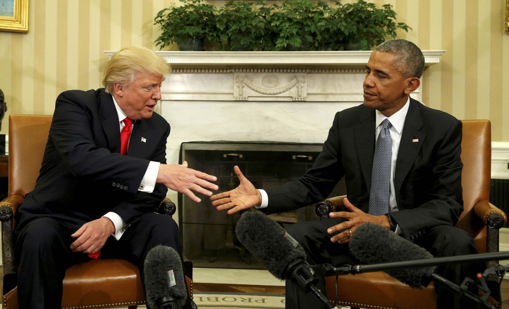 Барак_Обама_пожимает_руку_Дональду_Трампу.jpg